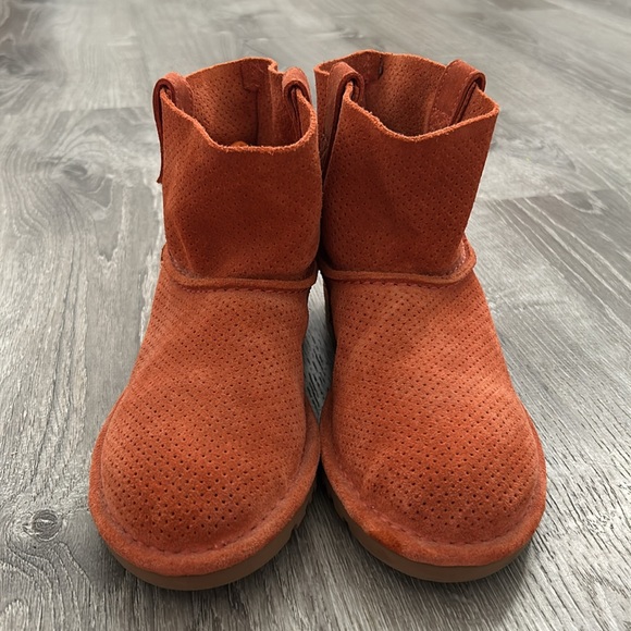 UGGS - Picture 4 of 5